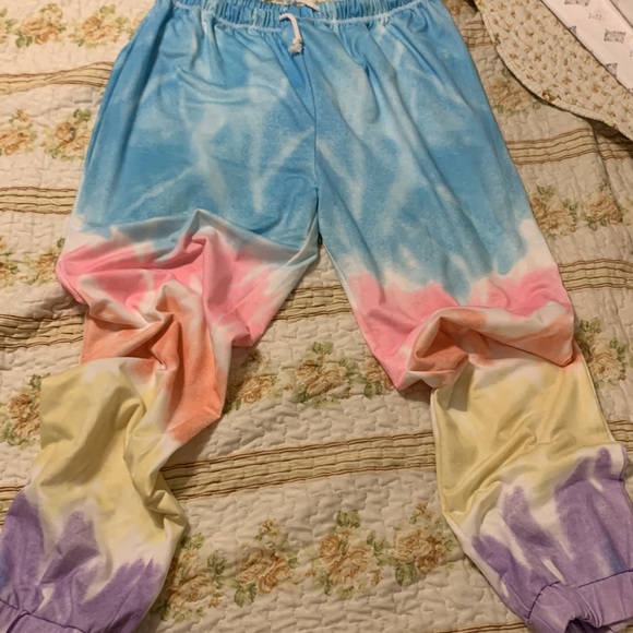 🩷💙💛💜 SUPER CUTE TYE DYE SET 🩷💙💛💜 GENTLY USED! 🩷💙💛💜 - Picture 4 of 5